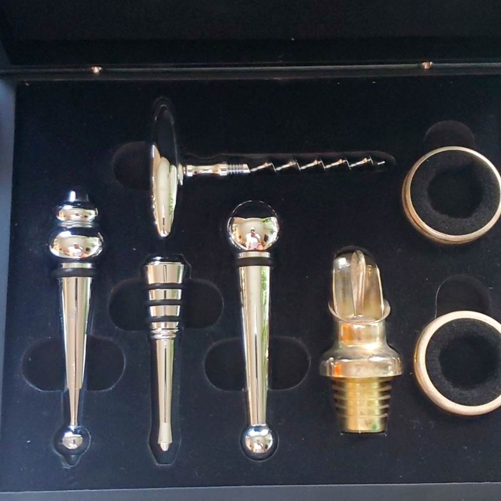 NIB Brookstone Seven Piece Wine Connoisseur Accessories Set